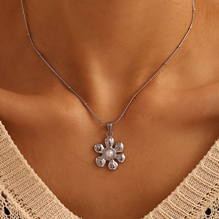 SILVER FLOWER NECKLACE