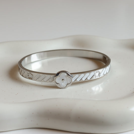 WHITE FLOWER BANGLE